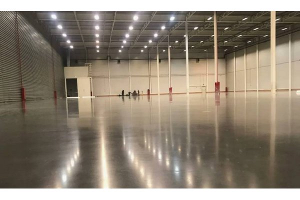 Промышленные Бетонные Полы с Упрочнителем в Минске: Ваш Путеводитель к Идеальному Покрытию «Под Ключ»