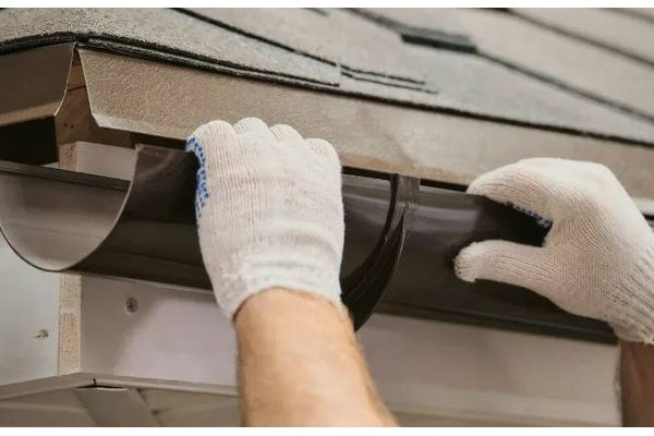 Как выбрать водосток для крыши: материалы и расчет системы