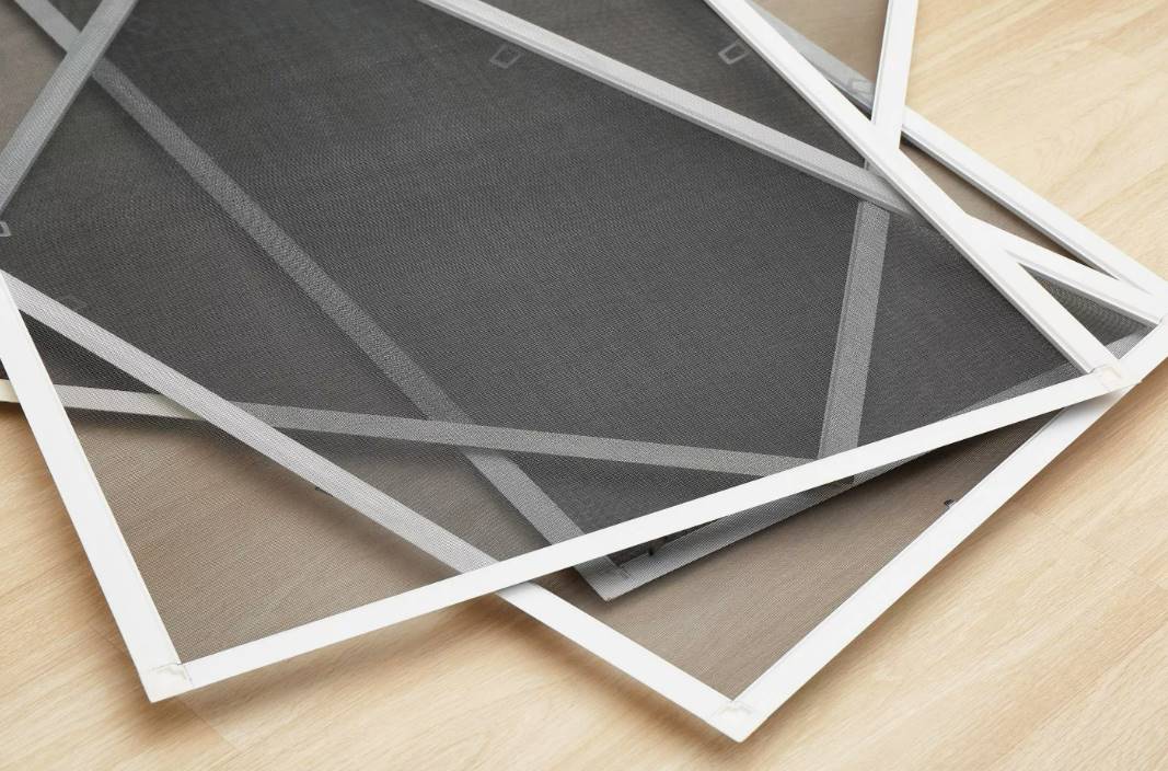 Москитные сетки таят опасность – Winblock защитит окна