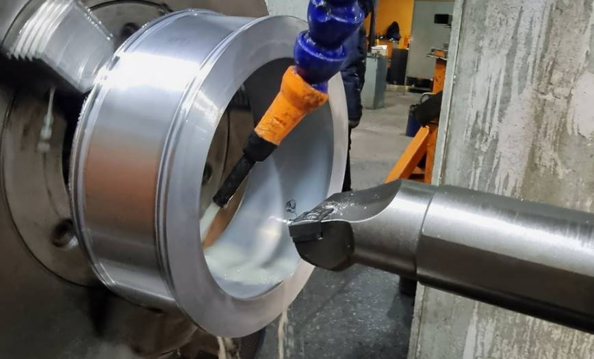 Токарные работы по металлу в Новосибирске: От чертежа к совершенству