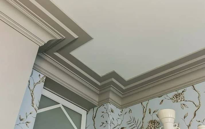 Плинтус потолочный ПВХ: практичность, долговечность и современный дизайн